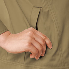 両脇ポケットは逆玉ポケットで物が落ちにくい。