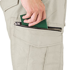 左右の大きめのカーゴポケットは収納性抜群!