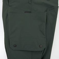 大容量の両脇ポケット