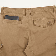 後ろピスポケットは長財布も入る深さ