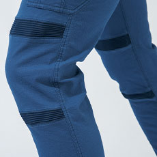 ストレッチ+プリーツでさらに動きやすく