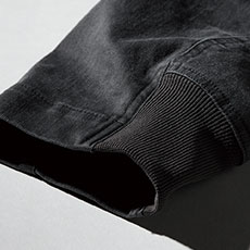 裾リブ仕様でタイトな着こなし