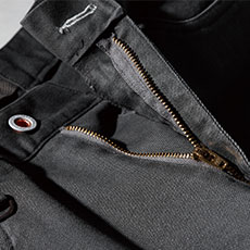 前中央ファスナーは丈夫な3YGファスナー