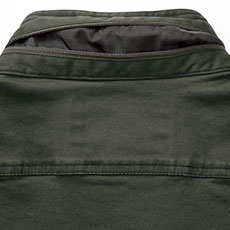 襟後にファスナー付き、中に折りたたみ式のフード