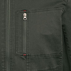 左胸ポケットは縦に開くファスナーポケット