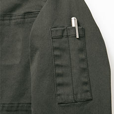 左袖ペン差し付き。