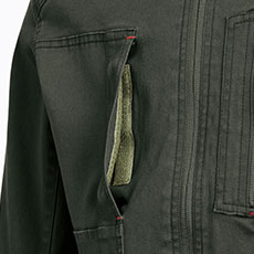 右胸ポケットはマジックテープ仕様