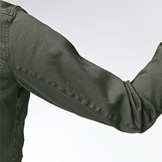 ストレッチ素材と立体的なひじの設計で動きやすい。