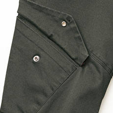 右カーゴポケットはフラップ付き。