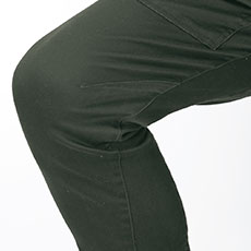 立体裁断とストレッチで膝の曲げ伸ばしが楽々。