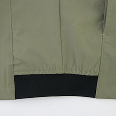 裾脇リブ仕様でタイトなシルエット