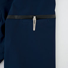 左袖はペン差し、再帰反射テープ付き