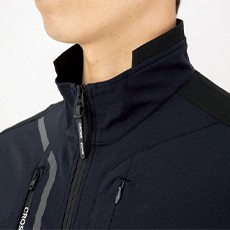 襟前部分が低く、顎にあたりにくい