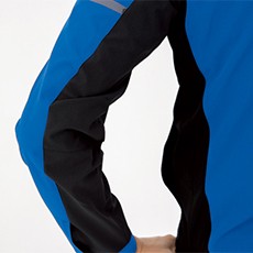 立体的な肘の設計でさらに動きやすく