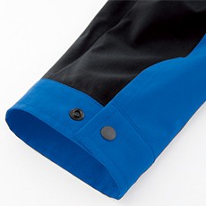 袖口は2段階に調節できるアジャスター付き