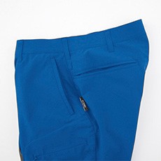 後ろポケットが脇寄りでモノが入れやすい