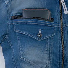 長財布もスッポリ入る深めのファスナーポケット