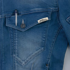 左胸ポケットはペン差し付き