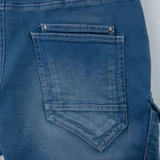 右後ろポケットに小ポケット付き