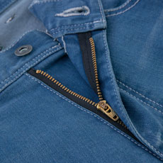 フロントは丈夫な3YGファスナー