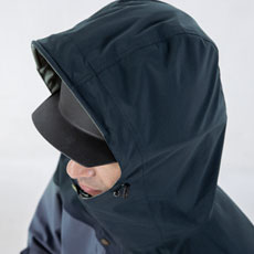 ヘルメット対応フード(タブ調整、スピンドル調整付き)