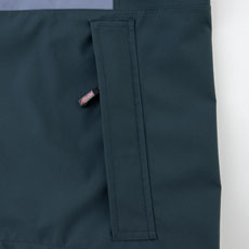 両脇ファスナーポケットは水の入りにくい水切り仕様