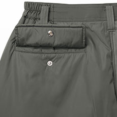 左ピスポケットにはフラップ付き(隠しドットボタン)。