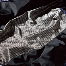 背中には熱反射により衣服内の温度を外に逃さない、蓄熱保温素材を採用