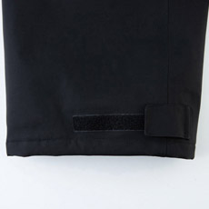 裾は面ファスナーで調整可能