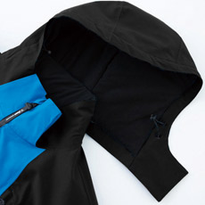 フードはアジャストストッパー付き(取り外し可、ヘルメット対応)