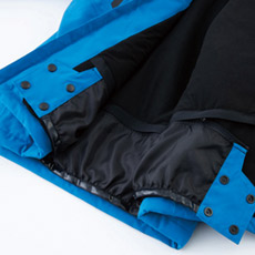 雪の侵入を防ぐ裾パウダーガード