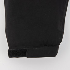 袖口面ファスナーで調整可能