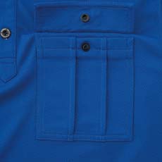 左胸ポケットはドット(隠し)ボタン仕様