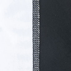 フラットに縫い合わされた縫製技術のため、体にフィットした着用感