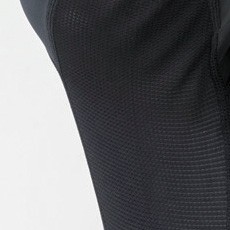 脇メッシュで通気性アップ