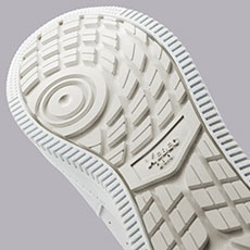 アウトソールには耐滑性に優れたゴム配合と意匠で、転倒事故を防止します。