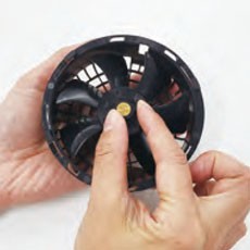 プロペラを固定しているネジを回します