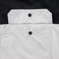 両脇胸ポケット口はモノを傷つけにくい隠し仕様