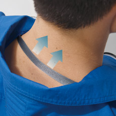 首元の調節ヒモで空気の抜けを調節