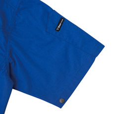 袖口ドットボタンで空気の抜けを調節