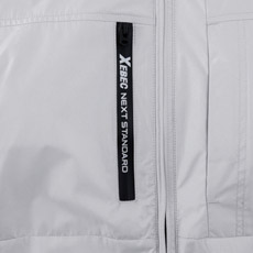 右胸ロゴ入りファスナーポケット