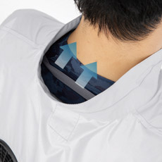 首元の調節ヒモで空気の抜けを調節