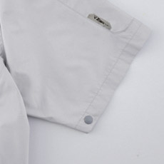 袖口ドットボタンで空気の抜けを調節