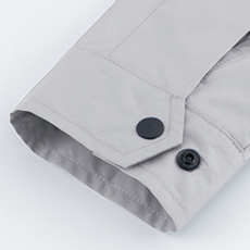 袖口アジャストボタンで調節が可能