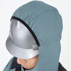 ヘルメット対応の大型フード
