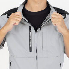 左右に引っぱると瞬時に外せるクイックファスナー