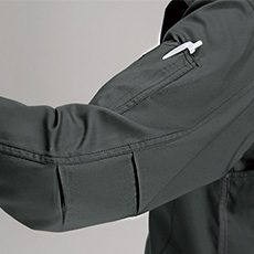  袖ペンポケット(左)袖アームタック