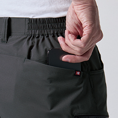 後脇シャーリングゴム仕様、Phone収納バックポケット<br>※着席時スマホが干渉しないポケット