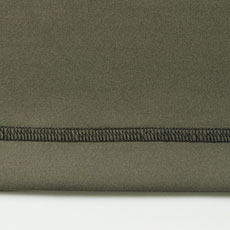 襟、裾まわり、袖口まわりに静電糸を使用し静電気を抑制