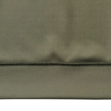 襟、裾まわり、袖口まわりに静電糸を使用し静電気を抑制